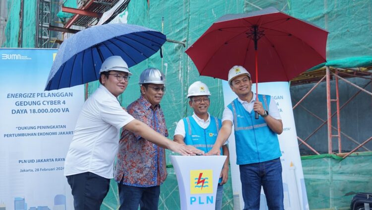 penyambungan listrik --PT PLN (Persero) melakukan penyambungan listrik serentak kepada 230 pelanggan di wilayah Jakarta dengan total daya tersambung mencapai 36 juta Volt Ampere (VA).