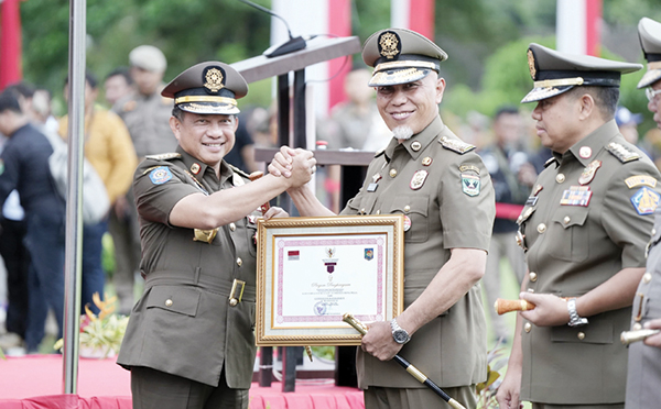 Gubernur Sumbar Terima Penghargaan dari Mendagri, HUT Satpol PP dan Satlinmas Tingkat Nasional Semarak 1 Mendagri Tito Karnavian menyerahkan piagam penghargaan kepada Gubernur Sumbar,
Mahyeldi Ansharullah.