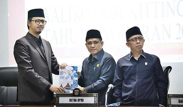 Sidang Paripurna DPRD Kota Bukittinggi, Wali Kota Hantarkan LKPJ Tahun Anggaran 2023 1 KETUA DPRD Bukittinggi Beny Yusrial menerima Hantaran Laporan Keterangan Pertanggungjawaban (LKPJ) Wali Kota Bukittinggi Tahun 2023.