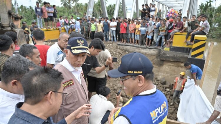 Sempat Putus Gegara Diterjang Banjir, Jalan Sumbar-Bengkulu Sudah Bisa Dilewati Kendaraan 1 MENINJAU— Gubernur Mahyeldi saat meninjau salah satu ruas jalan nasional yang terban akibat tergerus
arus sungai di Kabupaten Pesisir Selatan