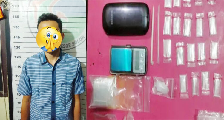 PENGEDAR SABU— Pelaku IO (40) yang diduga sebagai pengedar ditangkap jajaran Satresnarkoba Polres Solok dengan barang bukti 25 paket sabu.