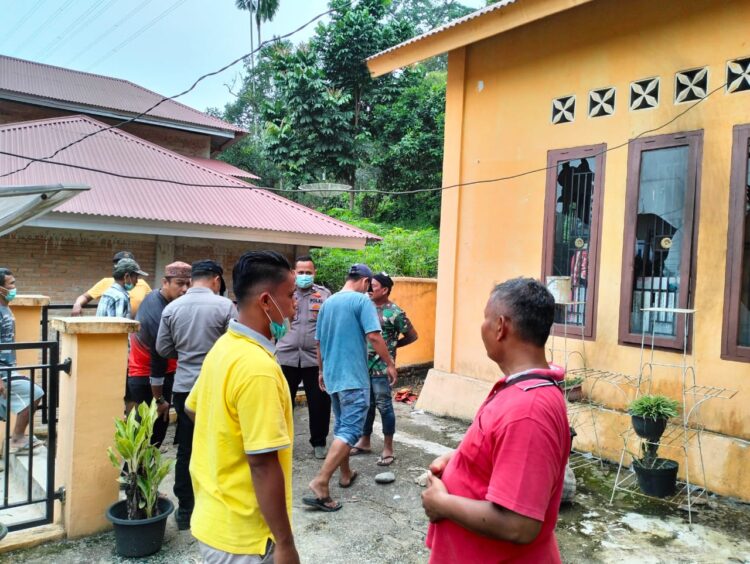 Tak Kunjung Terima Bantuan, Kantor Nagari Duku Utara, Tarusan Pessel, Dirusak Warga 1 1fb5f4c9 71d9 435b babb 50677a2844e7