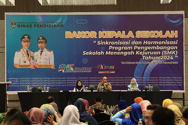 rapat Koordinasi--Ketua DPRD Sumbar Supardi  saat melakukan rapat Koordinasi Kepala SMK se-Sumbar di The Balcone Hotel Bukittinggi.