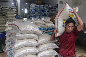 Pasar Murah Tak Sampai Tahap Turunkan Harga Beras 1 mengangkut beras--Pekerja mengangkut beras di Pasar Parung, Kabupaten Bogor, Jawa Barat.