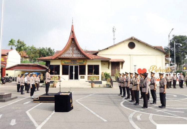 SERTIJAB— Kapolresta Bukittinggi Kombes Pol. Yessi Kurniati, memimpin upacara serah terima jabatan (Sertijab) di jajaran Polresta Bukittinggi, Rabu (20/3).