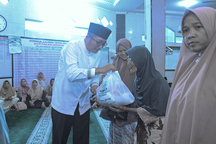 Wako Hendri Septa menyerahkan paket sembako kepada masyarakat dalam program Ramadhan Berbagi di Mesjid Nurul Huda, Kecamatan Pauh pada Jum'at, (29/3)