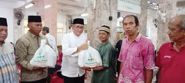 255 Warga Padang Barat Terima Paket Sembako 1 RAMADHAN BERBAGI— Wali Kota Padang Hendri Septa, menyerahkan paket sembako melalui program “Ramadhan Berbagi”, di Masjid Jami’ Ansharullah, Simpang Anam, Kecamatan Padang Barat.
