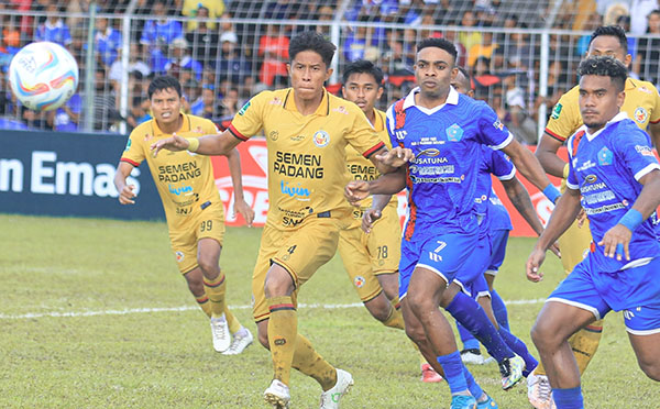 Satu Tangan PSBS Biak di Trofi Juara, Semen Padang Menanti Keajaiban di GHAS 1 DUEL— Semen Padang FC saat berhadapan dengan PSBS Biak pada Leg 1 Babak Final Pegadaian Liga 2 2023/2024 yang berlangsung di Stadion Cendrawasih, Biak, Selasa (5/3).