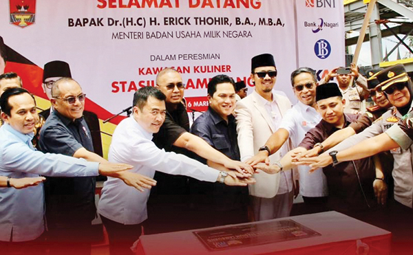 Dilaunching Mentri BUMN RI, Erick Tohir, Pemko Bukittinggi Targetkan Stasiun Lambuang Tingkatkan Wisata Kuliner Sumbar 1 Menteri BUMN RI, Erick Tohir didampingi Anggota DPR RI Andre Rosiade dan Wali Kota Bukittinggi Erman Safar, usai menandatangani prasasti peresmian Stasiun Lambuang.