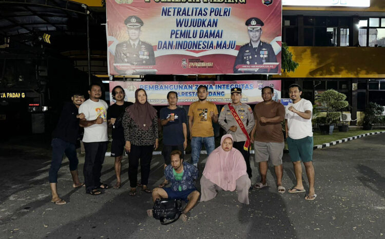 PEMBUNUHAN—Pelaku SH (46) bersama anaknya NK (24) dan menantunya DA (32) yang terlibat kasus pembunuhan terhadap ART ditangkap Tim Klewang Satreskrim Polresta Padang.