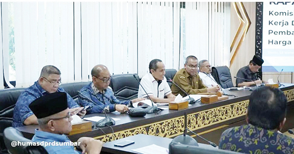 Komisi II DPRD Sumbar Rapat Bersama Mitra Kerja, Mencari Solusi Kenaikan Harga Kebutuhan Pokok di Bulan Ramadhan 1 Ketua Komisi II DPRD Provinsi Sumatera Barat, Mokhlasin memimpin rapat bersama mitra kerja terkait kenaikan harga kebutuhan pokok di Bulan Ramdhan.