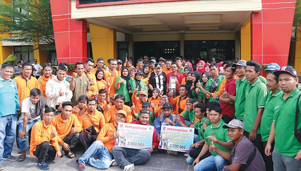 Dua Tahun Berturut Raih Piala Adipura, Bupati Agam: Ini Berkat Komitmen dan Kerja Keras Kita Semua 1 Pasukan Orange memperlihatkan wajah ceria saat berfoto bersama Bupati Agam usai meraih Piala Adipura.