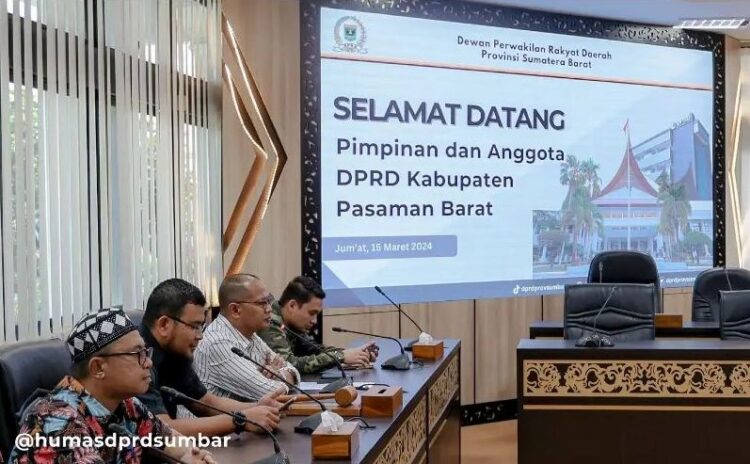 DPRD Pasbar Kunjungi DPRD Sumbar, Sinergi Lintas Lembaga, Dorong Pembangunan yang Merata dan Berkelanjutan 1 KUNJUNGAN--DPRD Kabupaten Pasaman Barat saat melakukan kunjungan ke DPRD Provinsi Sumatera Barat.