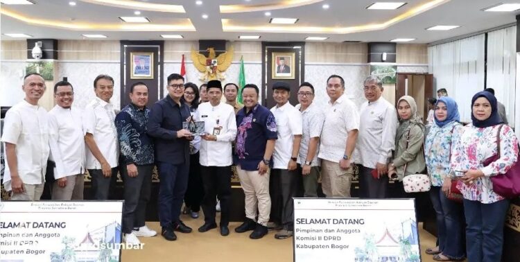 KUNJUNGAN KERJA--DPRD Kabupaten Bogor saat melakukan kunjungan kerja ke DPRD Sumbar.