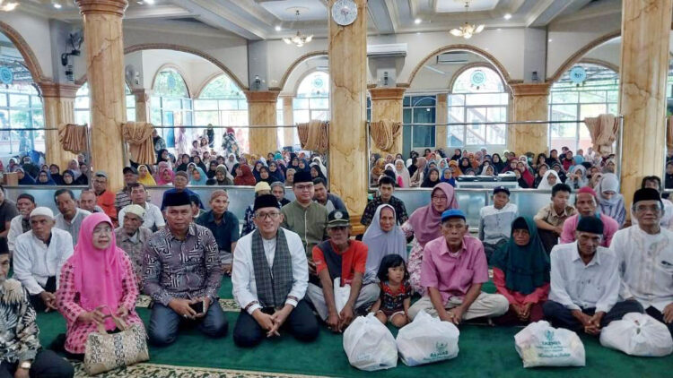 490 Warga Padang Timur Terima Paket Sembako Baznas-Pemko 1 BANTUAN SEMBAKO— Wali Kota Padang, Hendri Septa bersama ratusan warga Kecamatan Padang Timur, berfoto bersama usai penyerahan 490 paket sembako, di Masjid Darul Jamil Marapalam Indah, Sabtu (16/3) siang.