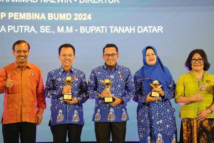 Bupati dan Direktur PDAM M. Nazwir menerima penghargaan BUMD Awards 2024. (chandra antoni)