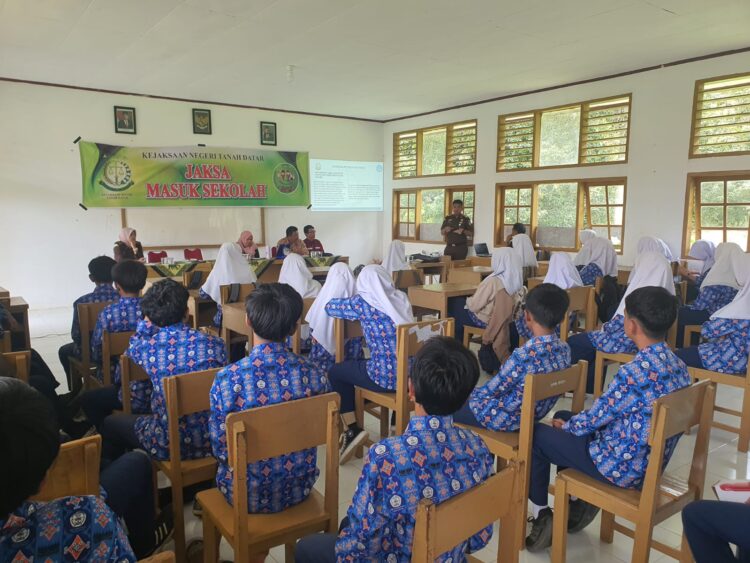 Samuel HGB Nababan saat menyampaikan materi penerangan hukum kepada siswa.siswi SMPN 4 Batipuh. (chandra antoni)