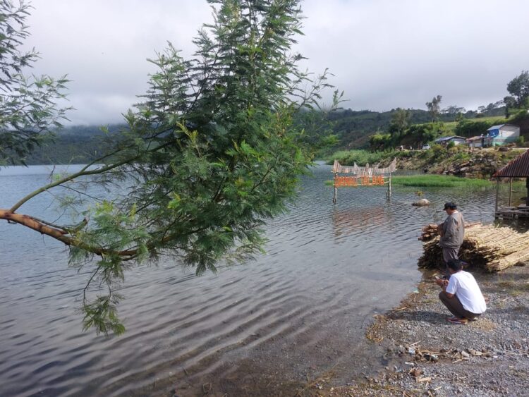 Keindahan Danau Talang dengan latar perbukitan yang hijau