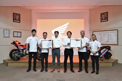 “One Heart” dan “Satu Hati” Hadir di 3 Ajang Balap Dunia 1 PENANDATANGANAN- Pimpinan PT Astra Honda Motor (AHM) melakukan penandatanganan dukungan pada ajang tiga balap dunia.