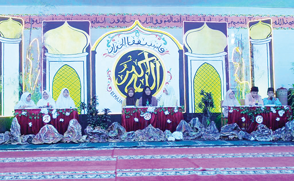 Memakmurkan Masjid Selama Ramadhan, Remaja Masjid Nurul Amin Simpang Haru Adakan LCC 1 CERDAS-CERMAT— Peserta Lomba Cerdas Cermat (LCC) berusia 8-15 tahun, menjawab pertanyaan dari dewan juri saat perlombaan berlangsung di Masjid Nurul Amin, Kelurahan Simpang Haru.