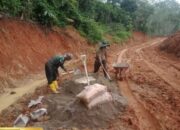 Kekompakan Satgas TMMD ke-119 Kodim 0310/SS, Aduk Semen Pasang Kedudukan Tapak Gorong-gorong