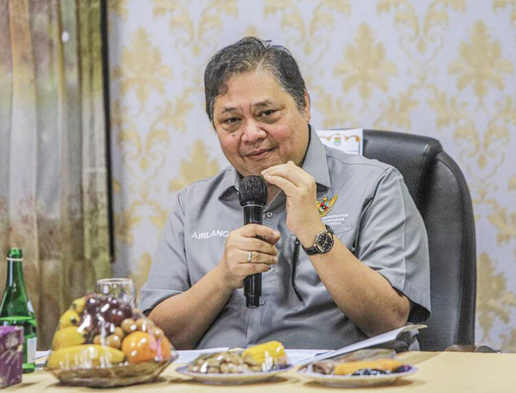 SIMULASI— Menko Perokonomian Airlangga Hartarto meninjau simulasi makan siang gratis di SMPN 2 Curug, Kab. Tangerang, Kamis (29/2).