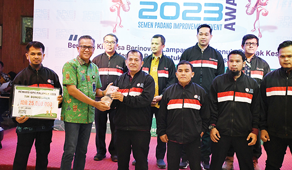 ANUGERAH SPIE AWARDS 2023— Dirut PT Semen Padang, Indrieffouny Indra, menyerahkan reward kepada para inovator di PT Semen Padang yang telah berhasil meraih prestasi di ajang SPIE Award 2023, saat Penganugerahan SPIE Award 2023 dan Launching SPIE Award 2024 di Wisma Indarung PT Semen Padang, Jumat (1/3).