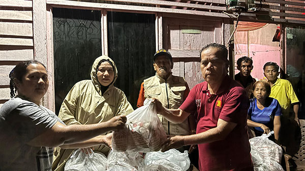 Padang Dikepung Banjir, Andre Rosiade Beri Bantuan Ribuan Nasi Bungkus untuk Warga Terdampak 1 BAGIKAN NASI BUNGKUS—Tim Anggota DPR RI asal Sumbar Andre Rosiade membagikan ribuan nasi bungkus untuk warga Kota Padang yang terdampak banjir.