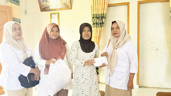 Andre Rosiade Bantu Pekerja Percetakan Penderita Diabetes di Kuranji 1 SERAHKAN BANTUAN— Tim Andre Rosiade menyerahkan bantuan uang tunai dan sembako kepada warga Bukit Napa Kuranji yang menderita diabetes.