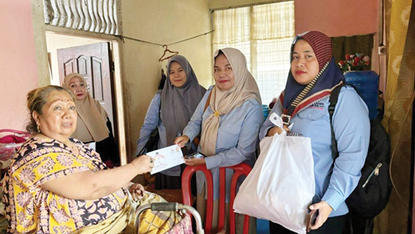 SERAHKAN BANTUAN— Tim Anggota DPR RI Andre Rosiade, menyerahkan bantuan bantuan langsung tunai dan paket sembako, kepada Susfemi Eriyanti (64), penjual lontong yang lumpuh, di Jalan Kampung Baru Air Camar Nomor 36, RT 001 RW 008, Kelurahan Parak Gadang Timur, Kecamatan Padang Timur, Kamis (7/3).