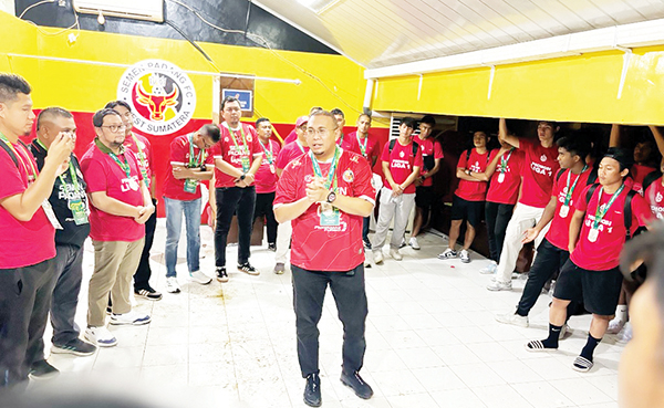 MOTIVASI PEMAIN— Penasihat Semen Padang FC (SPFC) Andre Rosiade, saat bersama pemain Semen Padang FC dan manajemen, di ruang ganti Stadion GHAS, beberapa waktu lalu. Lolos Liga1, SPFC mendapat kucuran dana sekitar Rp70 miliar.
