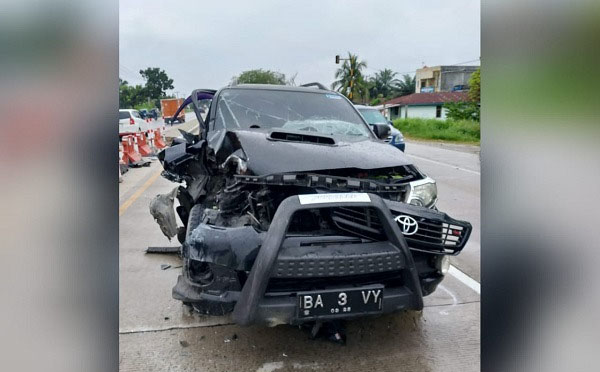 Anggota DPRD Sumbar Evi Yandri Kecelakaan di Riau 1 KECELAKAAN— Kondisi mobil Anggota DPRD Sumbar Evi Yandri Rajo Budiman mengalami kecelakaan di Kampar, Provinsi Riau.