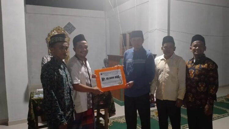Dipimpin Asisten I Setdakab Kunjungi Masjid Al Muhaddah Padang Tarok, TSR XII Berbuka Bersama dengan Jamaah 1 SERAHKAN—Asisten Pemerintahan dan Kesra Aprizal, M.Si., saa menyerahkan bantuan pembangunan Masjid Al Muhaddah, Nagari Padang Tarok.