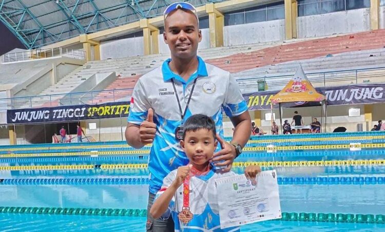 Kejuaraan Riau Aquatic Junior, Atlet Renang Kota Pariaman Raih Medali Perunggu 1 RAIH MEDALI— Atlet renang peraih mendali perunggu pada Kejuaraan Riau Aquatic Junior.