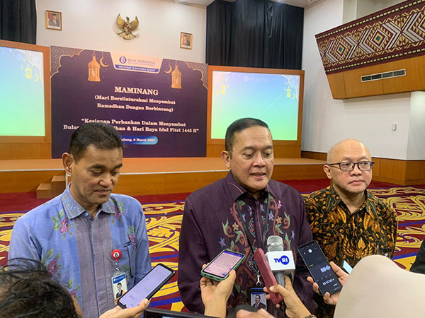 Sambut Idul Fitri 2024, BI Sumbar Siapkan Rp 3,55 Triliun untuk Penukaran Uang Baru 1 DIWAWANCARAI-Kepala Perwakilan BI Sumbar, Endang Kurnia Saputra didampingi Deputi Kepala Perwakilan BI Sumbar, Dandy Indarto Seno dan Irfan Sukarna saat diwawancarai wartawan.