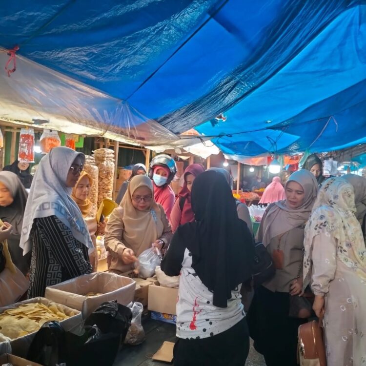 PERIKSA MAKANAN—
Tim Balai Pengawasan Obat dan Makanan (BPOM) Sumbar bersama Dinas Perdagangan melakukan pemeriksaan bahan makanan di Pasar 
Kota Solok.