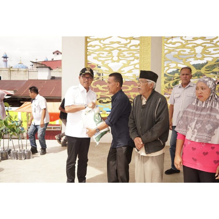 Bantuan Beras, Menjemput Harapan di Tengah Kenaikan Harga Pangan 1 SERAHKAN—Bupati Solok Selatan H. Khairunas, serahkan bantuan beras kepada warga.