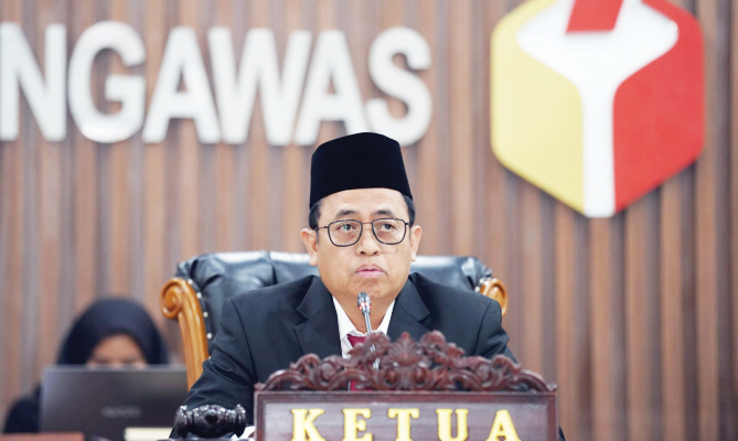 Zulhas Langgar Administrasi Pemilu, Salah Gunakan Cuti Kampanye untuk Keperluan Pribadi 1 BACAKAN PUTUSAN— Ketua Majelis Sidang Puadi, saat membacakan putusan di Ruang Sidang Bawaslu, Kamis (29/2).