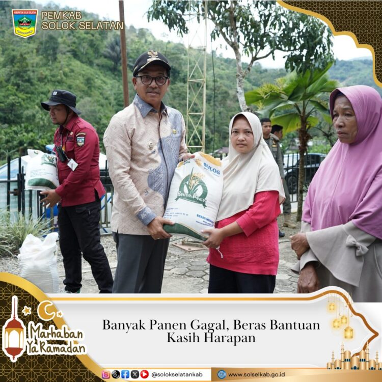 Banyak Panen Gagal, Beras Bantuan Kasih Harapan 1 BERAS BANTUAN—Bupati Solsel Khairunas serahkan bantuan beras di kantor Camat Pakan Rabaa Timur untuk wilayah Kecamatan Koto Parik Gadang Diateh.