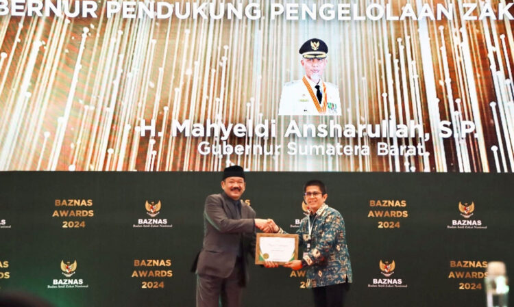 Raih Baznas Award Tahun 2024,Gubernur Sumbar Pendukung Pengelolaan Zakat Terbaik di Indonesia 1 TERIMA PENGHARGAAN— Gubernur Sumbar diwakili Asisten III Bidang Administrasi Umum Setdaprov Sumbar Andri Yulika menerima Penghargaan Baznas Award 2024 dari Ketua Baznas RI Prof Dr KH Noor Achmad, MA di Hotel Bidakara, Jakarta Kamis (29/2).