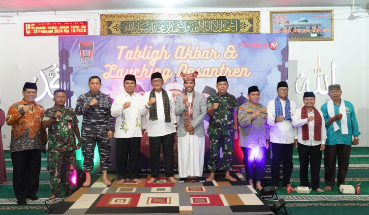 LAUNCHING PESANTREN RAMADHAN—Wali Kota Padang Hendri Septa bersama unsur Forkopimda, menabuh gendang tambua, saat launching Pesantran Ramadhan, di Masjid Agung Nurul Iman, Jumat (1/3). Kegiatan tersebut akan diikuti ribuan pelajar se-Kota Padang.