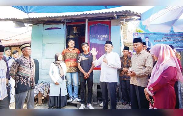 TIDAK LAYAK HUNI— Wako Padang Hendri Septa dan istri, Genny Putrinda mengunjungi rumah kakak-adik penderita difabel yang sudah tidak layak huni, di jalan Bandar Pulau Paran, Kelurahan Kampung Pondok. Keduanya juga diajak menginap dan berbuka puasa di rumah dinas wali kota.