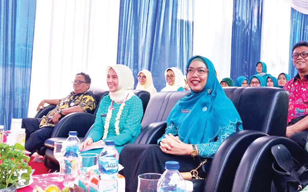 PENILAIAN— Ketua TP-PKK Kota Padang Ny. Genny Hendri Septa saat melakukan penilaian lapangan ke Dasawisma Kartika, Kamis (29/2).