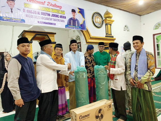 SAFARI RAMADHAN— Pemerintah Nagari Dalko, Kecamatan Tanjung Raya salurkan berbagai bantuan untuk beberapa masjid.