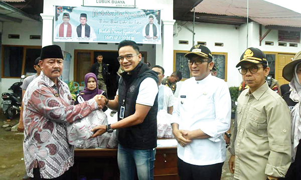 SERAHKAN BANTUAN NASI— Head Logistic BRI Area Padang, Zaki Abdulghani bersam Wako Hendri Septa, menyerahkan bantuan 300 nasi bungkus untuk korban banjir di kantor Lurah Lubukbuaya, Jumat (8/3).