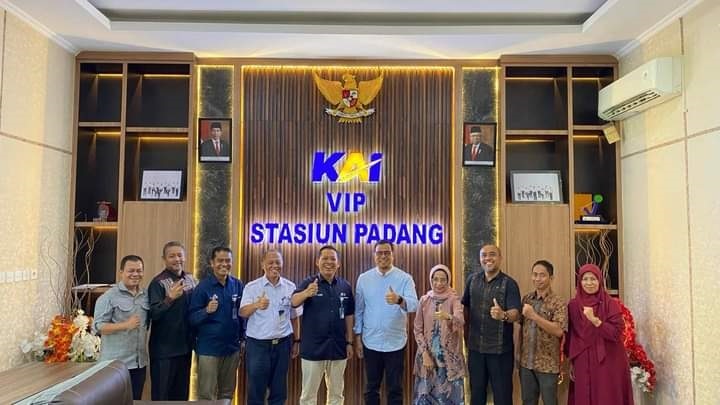 PERTEMUAN— Pj Wali Kota Sawahlunto Dr. Zefnihan, AP, M.Si, usai pertemuan foto bersama dengan pejabat PT KAI Divre II Sumbar.