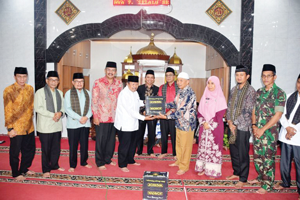 SAFARI RAMADHAN— Bupati Agam Andri Warman, pimpin tim safari Ramadan Kabupaten Agam kunjungi Masjid Raya Limo Kampuang, Nagari Sungai Pua, Kecamatan Sungai Pua, Kamis (21/3).