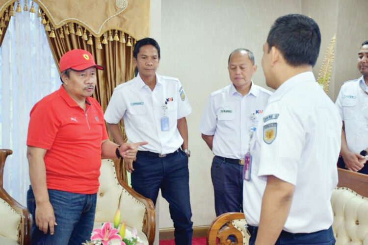 Bupati Gelar Pertemuan Khusus dengan PT KAI Divre II Sumbar, Bahas Pembebasan Lahan Pasar Padang Lua 1 PERTEMUAN KHUSUS— Bupati Agam Andri Warman dengan PT KAI Divre II Sumbar di VVIP BIM Padang, Selasa (26/3).