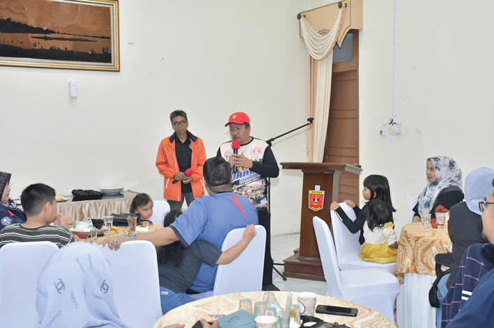 RAPAT KOORDINASI— Bupati Agam, Dr H Andri Warman MM menghadiri rapat koordinasi Yayasan Konco Arek Sahati (Koarsa) di Mess Pemkab Agam, di Belakang Balok, Bukittinggi, Sabtu (9/3).
