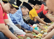 Anak Nagari Panampuang Lestarikan Tradisi Makan ”Barapak”